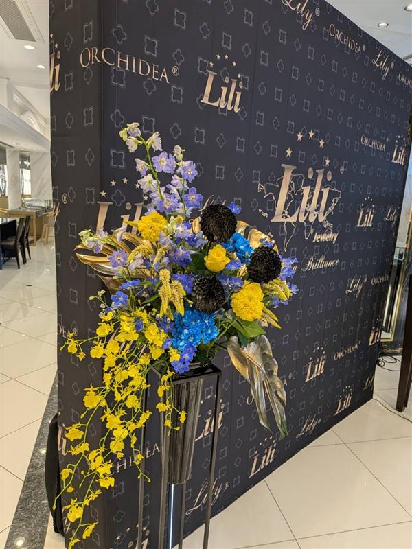 ピンクの芍薬を中心に束ねた記念日の花束